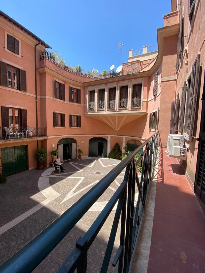 Trevi Ducal Palace Rome Bagian luar foto