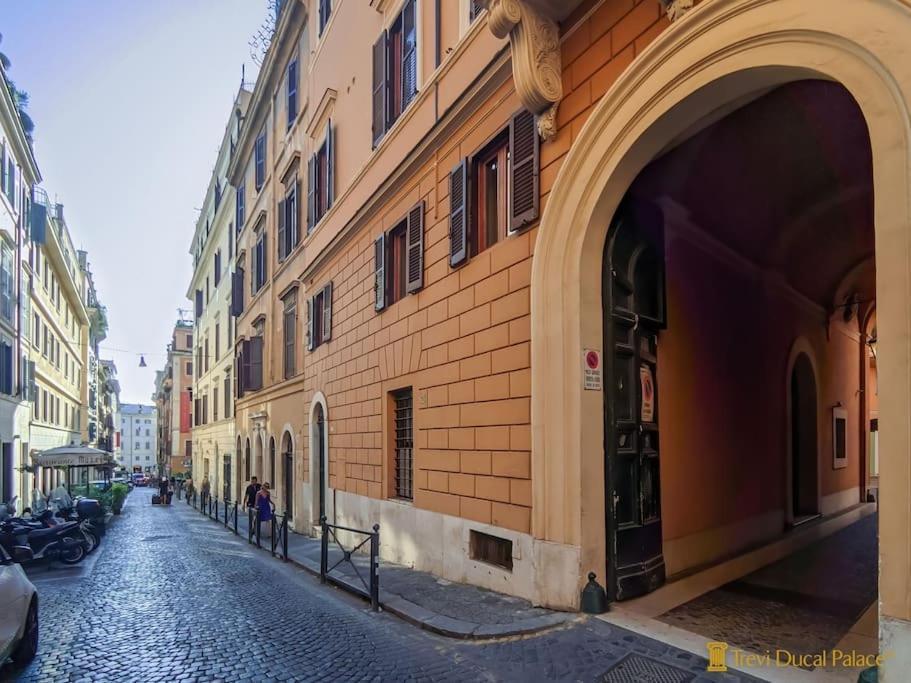 Trevi Ducal Palace Rome Bagian luar foto
